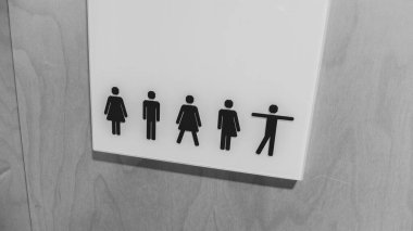 Umumi tuvaletler için tüm cinsiyet tuvaleti kapısı tabelası.