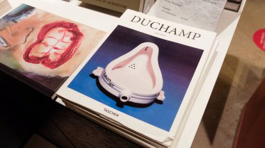 Marcel Duchamp 'ın kitabı. Marcel Duchamp Fransız bir ressam, estetik sanatçısı, Amerikan vatandaşı.