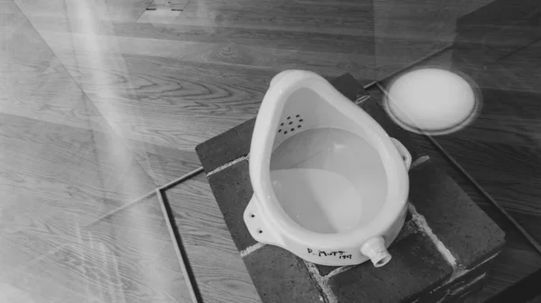 Marcel Duchamp 'ın porselenlerinden yapılmış pisuar heykeli.