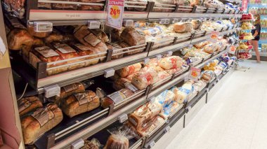 Ekmek bir İsveç süpermarketinde sergileniyor