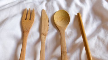 Bambu çatal takımı, bıçaklı, çatallı, kaşık ve kamışlı ekolojik mutfak takımı.