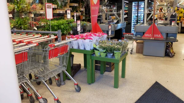 斯德哥尔摩一家Ica超市的内部 Ica是一家卖食品的瑞典杂货店 — 图库照片