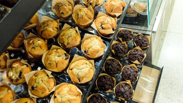 Färska Och Välsmakande Muffins Visas Snabbköpet — Stockfoto