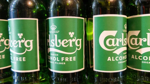 Carlsberg biraları süpermarkette. Carlsberg bira üreten Danimarkalı bir bira şirketi.