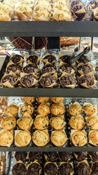 Färska Och Välsmakande Muffins Visas Snabbköpet — Stockfoto