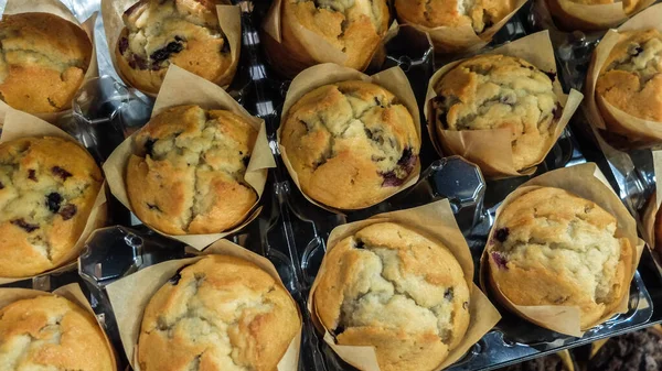 Färska Och Välsmakande Muffins Visas Snabbköpet — Stockfoto