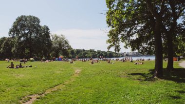 Stockholm 'deki Smedsuddsbadet kumlu bir plajdır ve yüzme ve güneşlenmeleriyle, duşlarıyla, tuvaletleriyle ve kafeinleriyle popüler olan bir ottur.