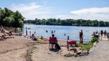 Stockholm 'deki Smedsuddsbadet kumlu bir plajdır ve yüzme ve güneşlenmeleriyle, duşlarıyla, tuvaletleriyle ve kafeinleriyle popüler olan bir ottur.