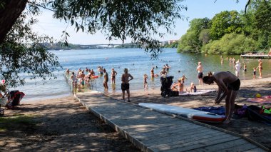 Stockholm 'deki Smedsuddsbadet kumlu bir plajdır ve yüzme ve güneşlenmeleriyle, duşlarıyla, tuvaletleriyle ve kafeinleriyle popüler olan bir ottur.