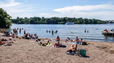 Stockholm 'deki Smedsuddsbadet kumlu bir plajdır ve yüzme ve güneşlenmeleriyle, duşlarıyla, tuvaletleriyle ve kafeinleriyle popüler olan bir ottur.