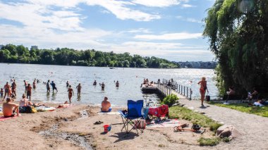 Stockholm 'deki Smedsuddsbadet kumlu bir plajdır ve yüzme ve güneşlenmeleriyle, duşlarıyla, tuvaletleriyle ve kafeinleriyle popüler olan bir ottur.