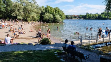 Stockholm 'deki Smedsuddsbadet kumlu bir plajdır ve yüzme ve güneşlenmeleriyle, duşlarıyla, tuvaletleriyle ve kafeinleriyle popüler olan bir ottur.