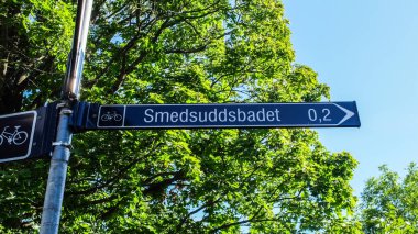 Stockholm 'deki Smedsuddsbadet kumlu bir plajdır ve yüzme ve güneşlenmeleriyle, duşlarıyla, tuvaletleriyle ve kafeinleriyle popüler olan bir ottur.