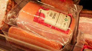Süpermarkette büyük jambon.