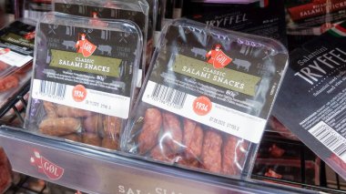 İsveç süpermarketinde salamlı atıştırmalıklar.