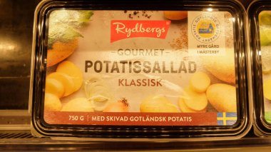 Orijinal İsveç patates salatası. Süpermarkette Potatis salatası deniyor. 