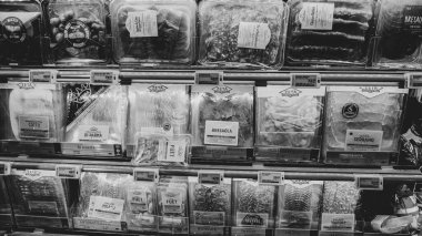 İsveç süpermarketindeki buzdolabında et: tavuk, sosis, sığır eti, salam. 