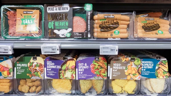 Pratos Vegetarianos Imitações Vegan Carnes Frigorífico Supermercado Sueco — Fotografia de Stock