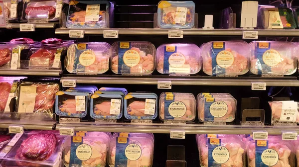 Carne Uma Prateleira Geladeira Supermercado Sueco Frango Linguiças Carne Vaca — Fotografia de Stock