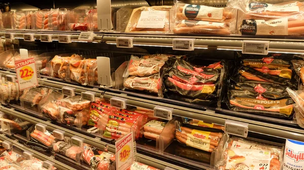 Carne Uma Prateleira Geladeira Supermercado Sueco Frango Linguiças Carne Vaca — Fotografia de Stock