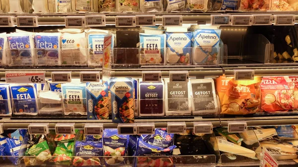 Queijo Feta Uma Prateleira Supermercado — Fotografia de Stock