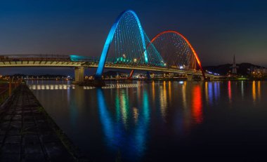 Renkli Köprüsü ve yansıma Expo Köprüsü: Daejeon, South Korea.