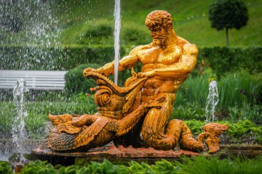 Peterhof Samson ve Leo çeşme ve diğer çeşmeler.