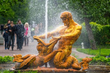 Peterhof Samson ve Leo çeşme ve diğer çeşmeler. 