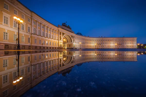 Winter Palace Square and The General Staff building, State Hermi — Stock Photo, Image