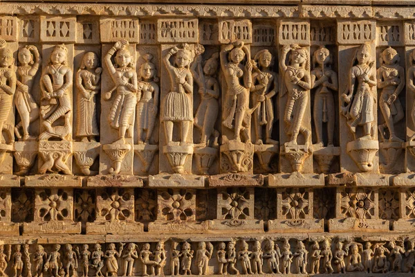 Ancient bas-relief with Apsaras at famous ancient Jagdish Temple — Stock Photo, Image