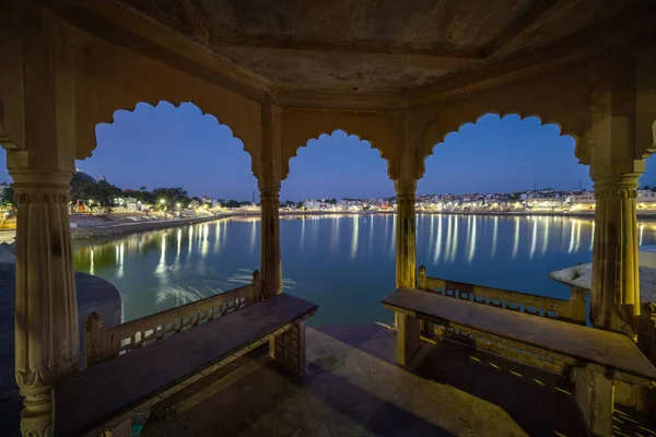 Pushkar Järvi Auringonlaskun Jälkeen Näkyy Läpi Intian Ikkunanpuitteet Pushkar Intia — kuvapankkivalokuva