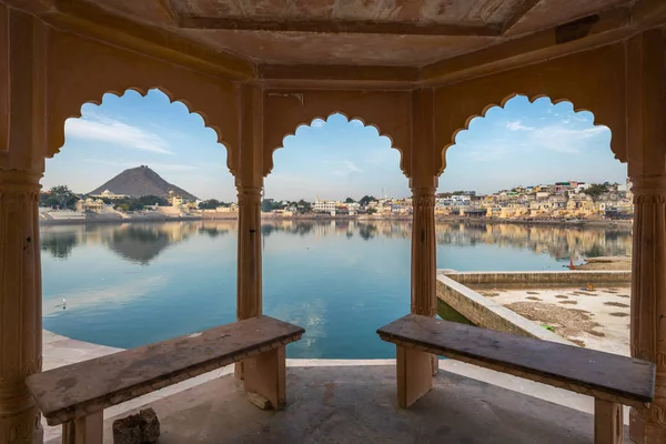 Näkymä Pushkar Järvelle Tunnettu Pyhiinvaelluskeskus Hindulaisille Pyhiinvaeltajille Pushkarissa Rajasthanissa — kuvapankkivalokuva