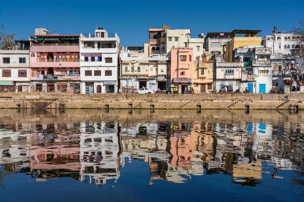 Cityska v Udaipuru odrážející se na jezeře. — Stock fotografie