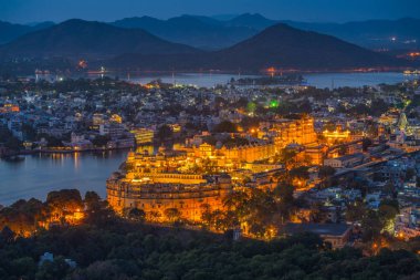 Gün batımından sonra Şehir Sarayı'nın havadan görünümü. Udaipur, Rajasthan, Hindistan