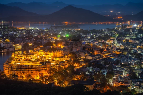 Flygvy Över Stadspalatset Efter Solnedgången Udaipur Rajasthan Indien — Stockfoto