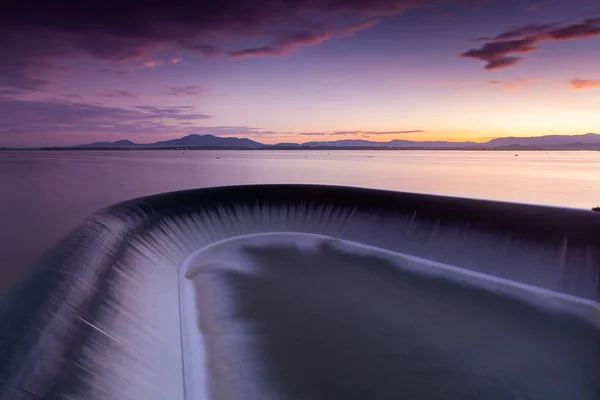 Weir och vatten Hyacinth, Thailand — Stockfoto