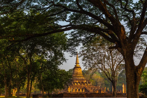 Wat Chang Lom al parco storico Si satchanalai, Thailandia — Foto Stock