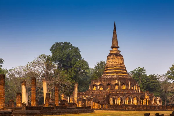 Wat Chang Lom at si Satchanalai Historical Park, Thailand — Stockfoto