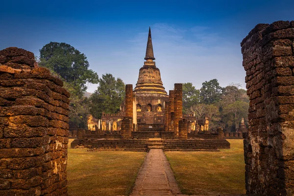 Wat Chang Lom at si Satchanalai Historical Park, Thailand — Stockfoto