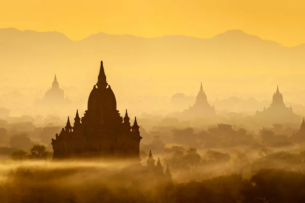 Salida del sol vista del paisaje con siluetas de templos antiguos, Bagan —  Fotos de Stock