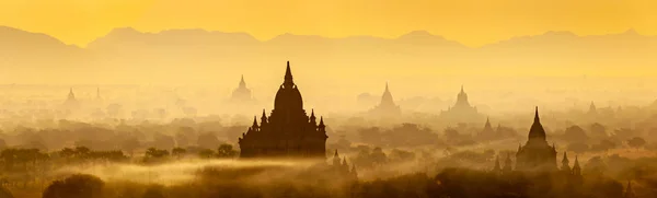 Východ slunce na šířku zobrazit s siluety starých chrámů, Bagan — Stock fotografie