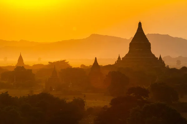 Vue sur le paysage du lever du soleil avec des silhouettes de vieux temples, Bagan Photo De Stock