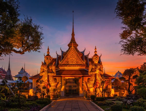 Dvě sochy Giant v Wat Arun, Bangkok, Thajsko — Stock fotografie