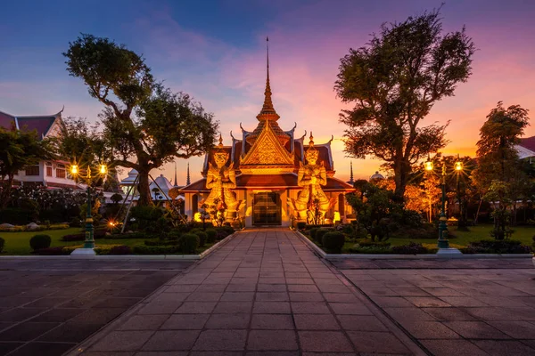 Dvě sochy Giant v Wat Arun, Bangkok, Thajsko Stock Obrázky