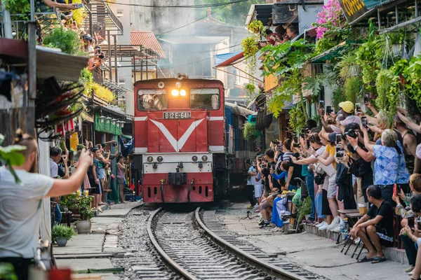 Kilátás a vonat áthaladó szűk utcában a Hanoi Old — Stock Fotó