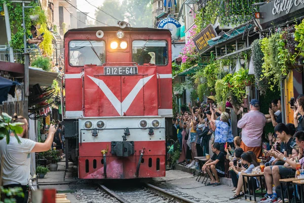 Kilátás a vonat áthaladó szűk utcában a Hanoi Old — Stock Fotó