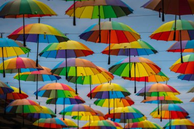 Renkli şemsiyeler. Gökyüzünde renkli şemsiyeler. Sokak dekorasyonu