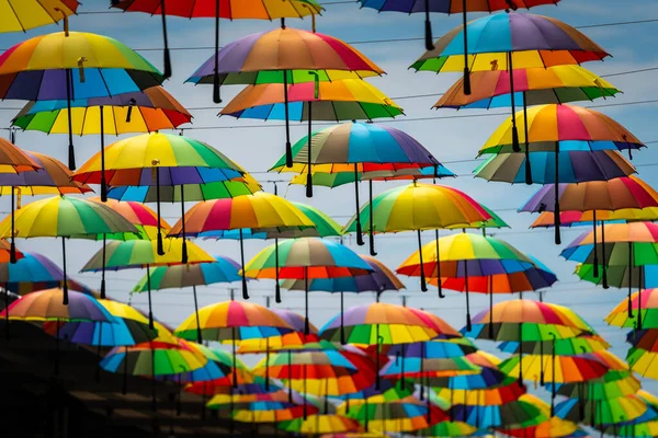 Fond Parasols Colorés Parapluies Colorés Dans Ciel Décoration Rue — Photo