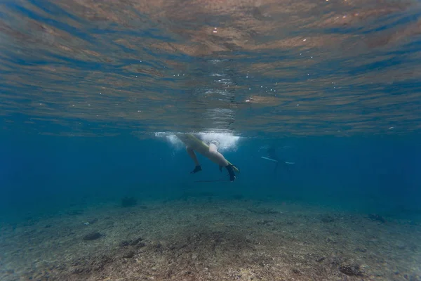 Vista Subaquática Surfista Sentado Uma Prancha Oceano — Fotografia de Stock
