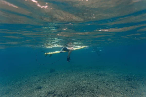 Undervattensvy Surfare Som Sitter Bräda Havet — Stockfoto